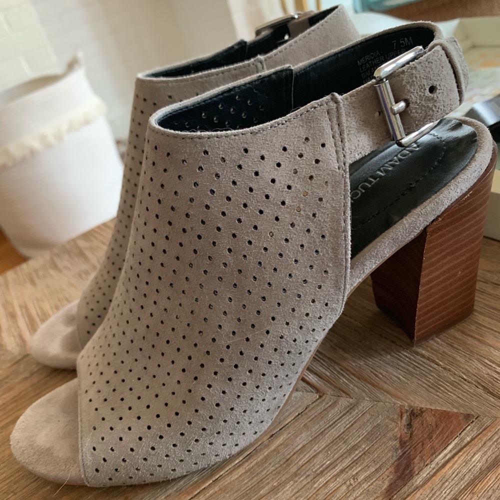 Adam Tucker Gray Suede Sandals 7.5